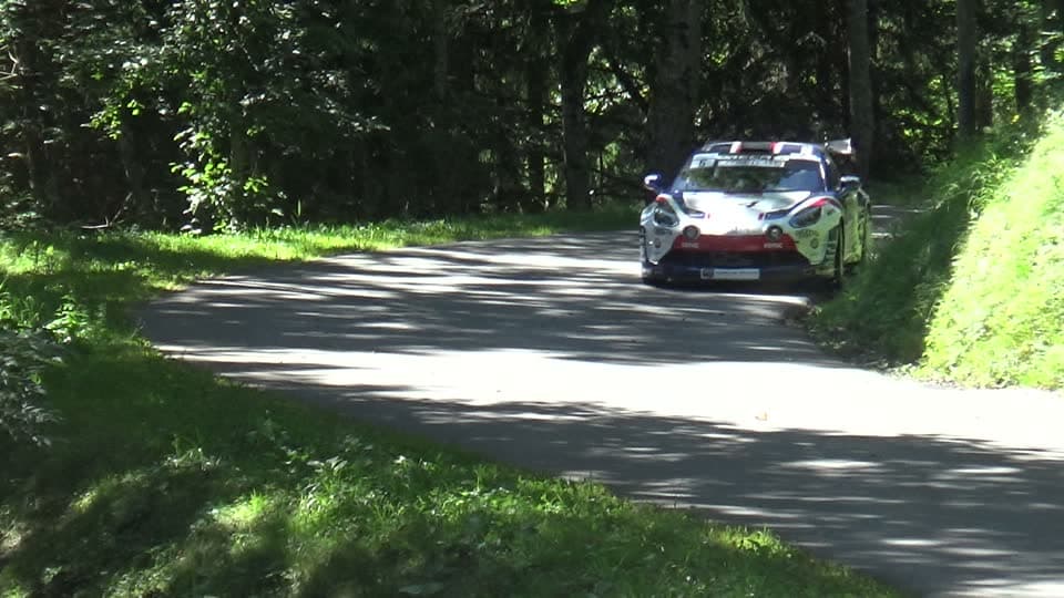 Une voiture de rallye filmée par Adrille Rallye